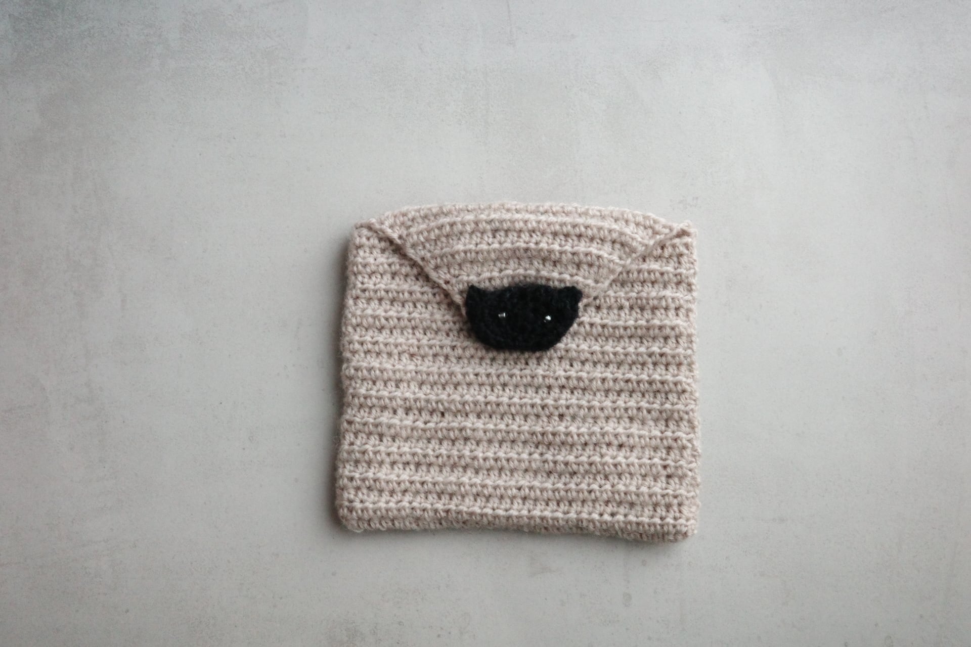 ビーズおめめの黒猫のミニポーチ・ミルクティ(11×10cm)