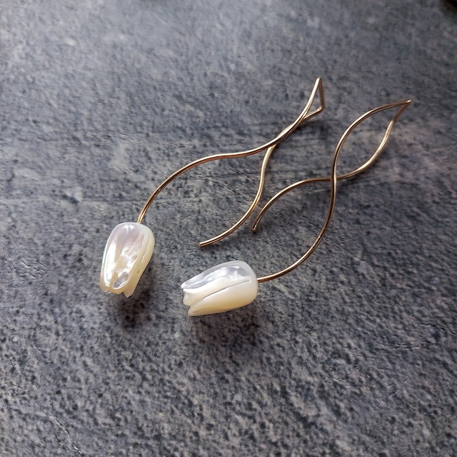 横山由依さん着用14kgf Tulip nuance curve pierced earrings WHT