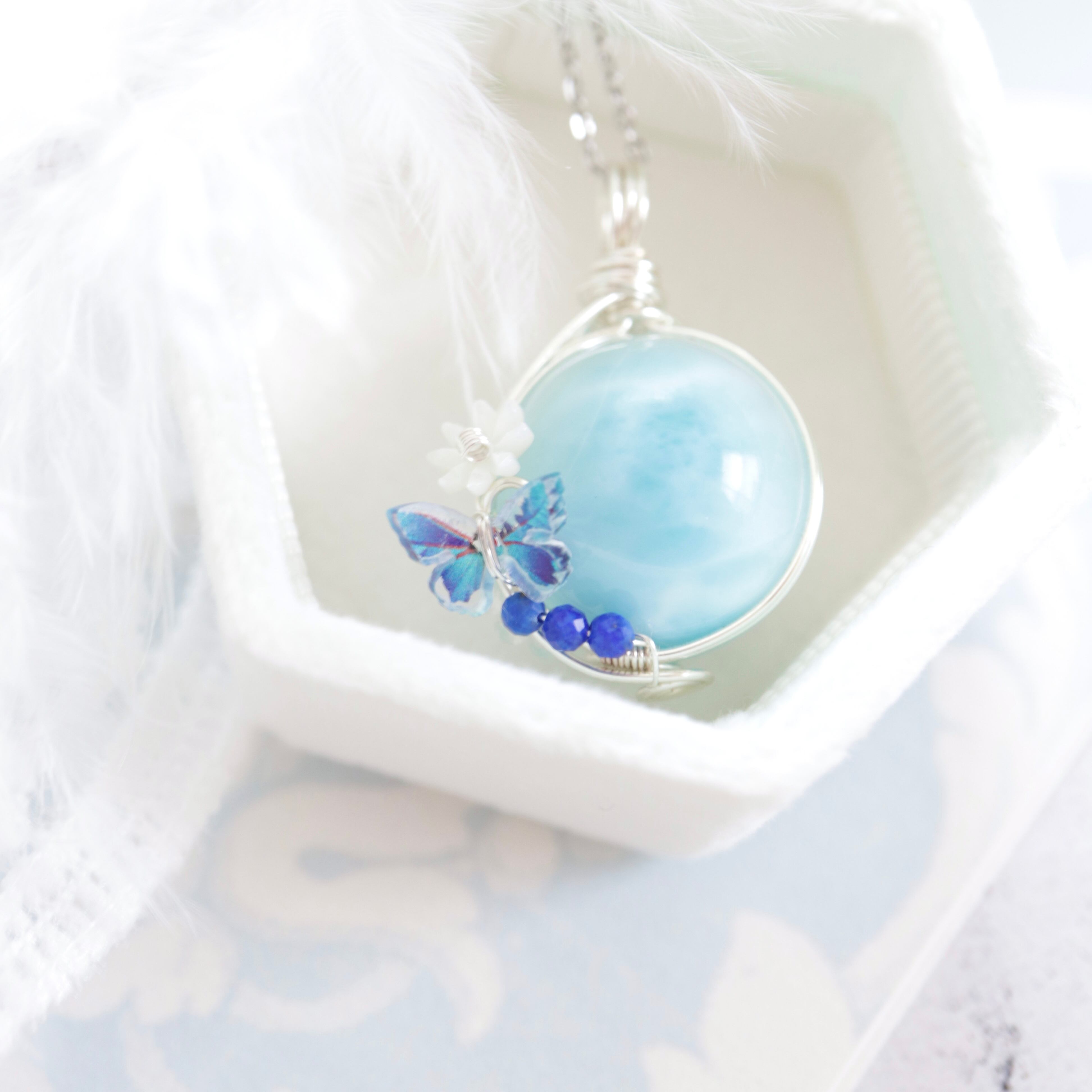 【1点もの】ラリマーのスフィアペンダント《風纏う蝶》|空色の癒しがそっと寄り添う天然石アクセサリー