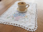 ブルーの花と籠刺繍　クロシェ縁取りマット（シミあり） 画像12