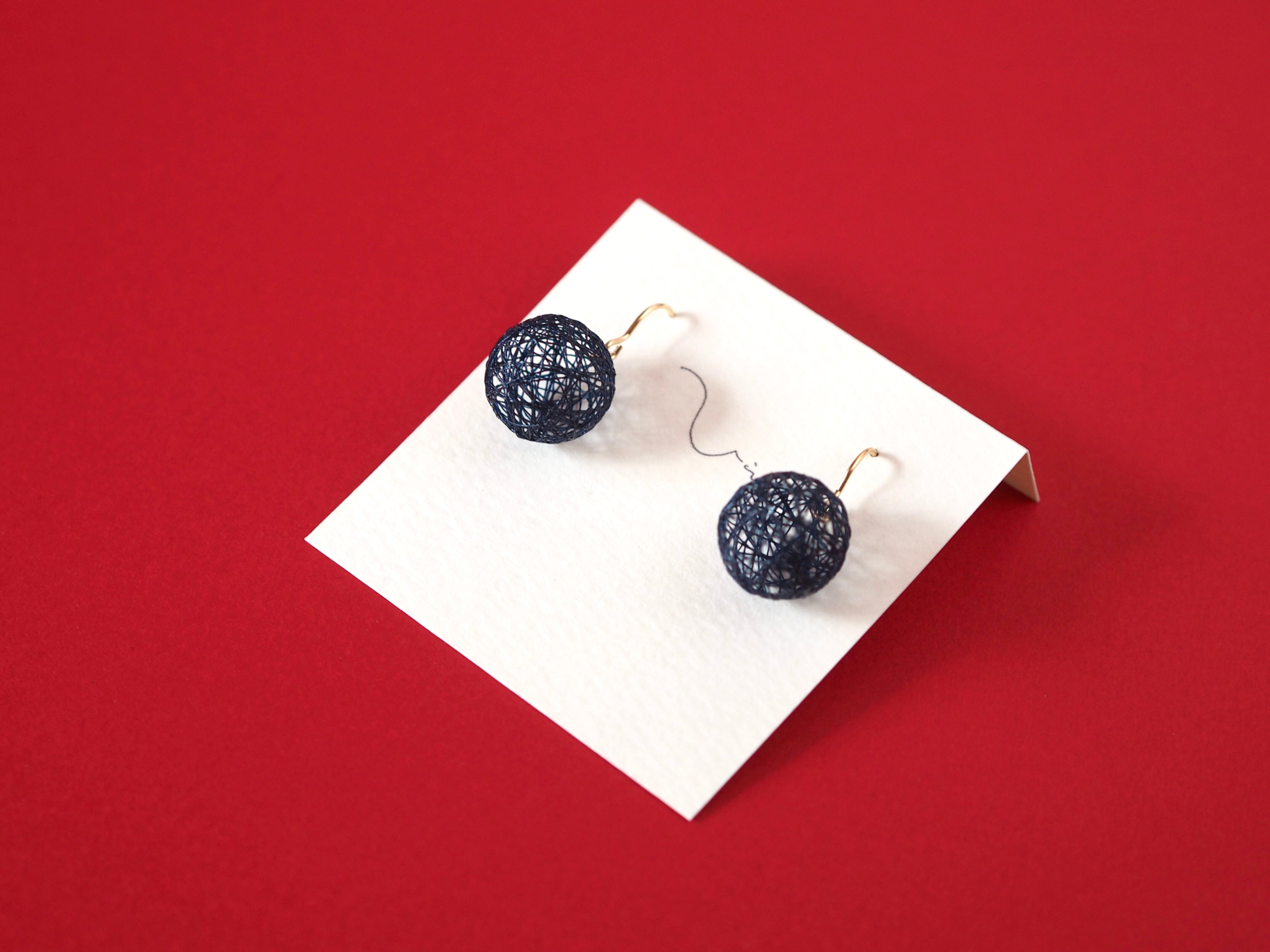 ネイビーの1粒ピアス／イヤリング | ひらり the airy jewelry
