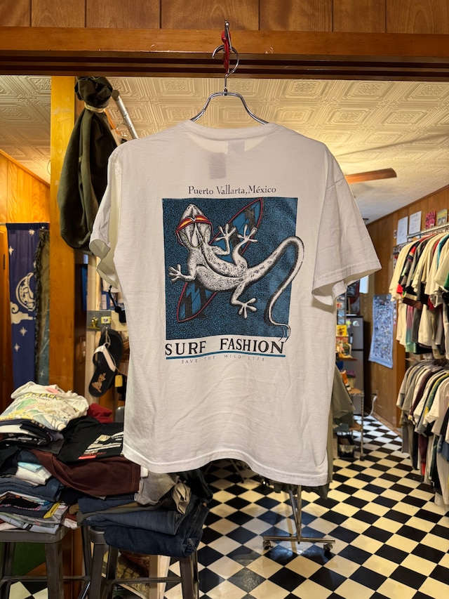 Puerto Vallarta のゲッコー柄 両面プリントTシャツ（ホワイト、Mサイズ）
