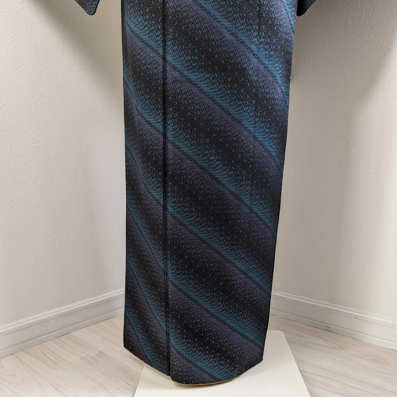 トールサイズ 真綿紬 縞模様 手織り 落ち着いた色味 正絹 T-2176