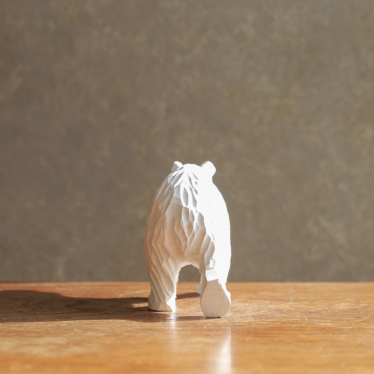 力強く一歩を踏み出す、真剣な眼差しのシロクマ 2（親）