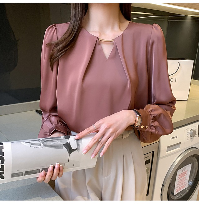 トップス レディース ブラウス シャツ プルオーバー 袖あり 長袖 Vネック アクセサリー 襟なし 着回し 普段使い パーティー イベント オフィス ビジネス OL 通勤 学生 通学 デート お出かけ かわいい 大人可愛い 無地 オフホワイト きれいめ ゆったり ゆる S M L XL 2XL シンプル カジュアル 大人 上品 おしゃれ お洒落 かっこいい 大人可愛い 送料無料 クール モード系 セクシー エレガント モダン フォーマル 春 夏 秋 冬 10代 20代 30代 40代 50代 60代