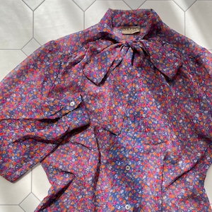 tulip motif sheer bowtie blouse〈レトロ古着 チューリップ柄 シアーボウタイブラウス マルチカラー ブルー〉