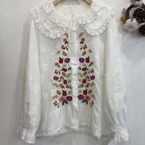 2色／Wレース襟フラワー刺繍ブラウス ・12516