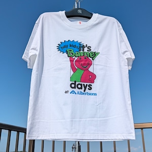 【 Barney & Friends ( バーニー&フレンズ ) 】「Albertsons」販促イベントデザイン Tシャツ / バーニー〚アメリカン雑貨 アメトイ〛