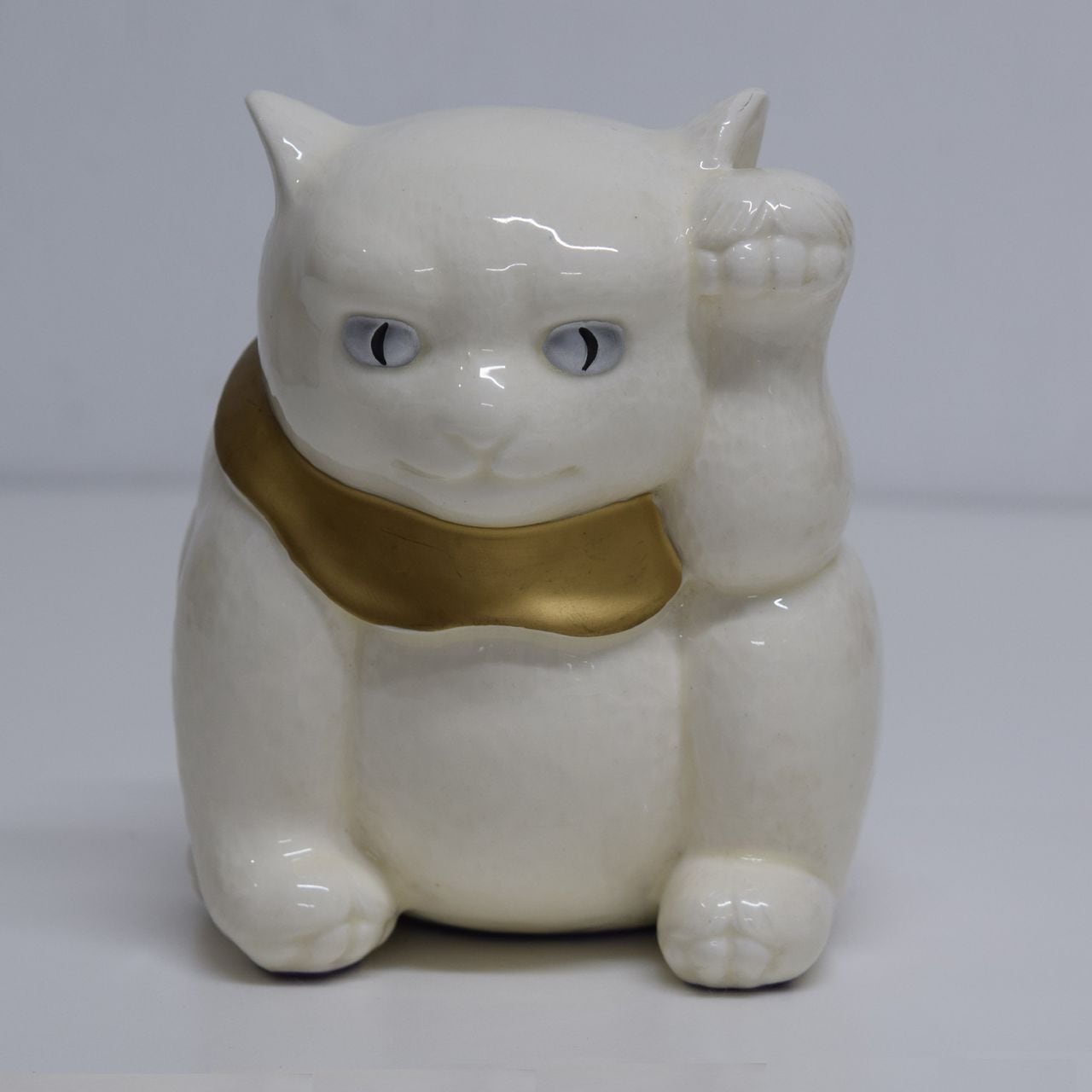 尾関孝之作 白い招き猫 銀座陶雅堂扱い 金銀彩 昭和レトロ | 一丁目