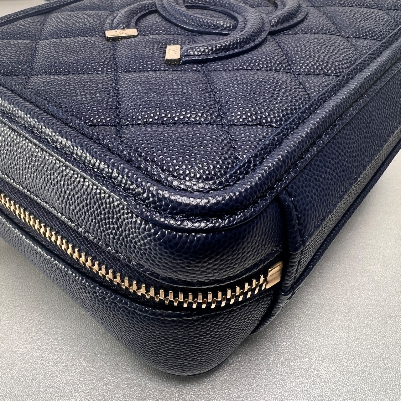 CHANEL シャネル ココマーク CC キャビアスキン ショルダーバッグ 青 A-14235
