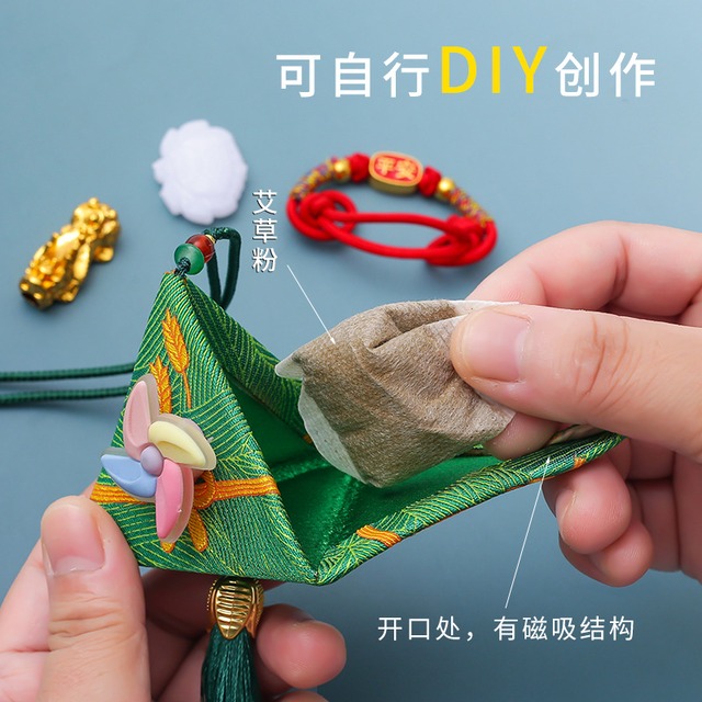 パンダの三角団子ペンダント（よもぎ袋付き）