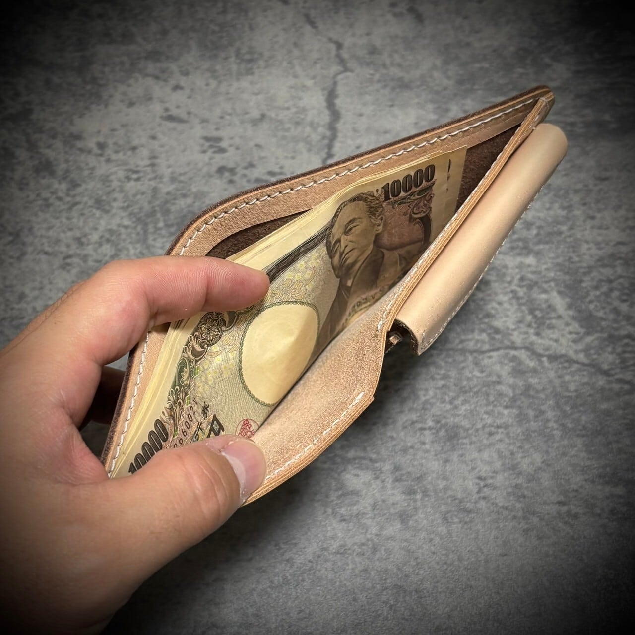 栃木レザー メンズ 二つ折り 財布 生成り ナチュラル 手縫い ヌメ革 本