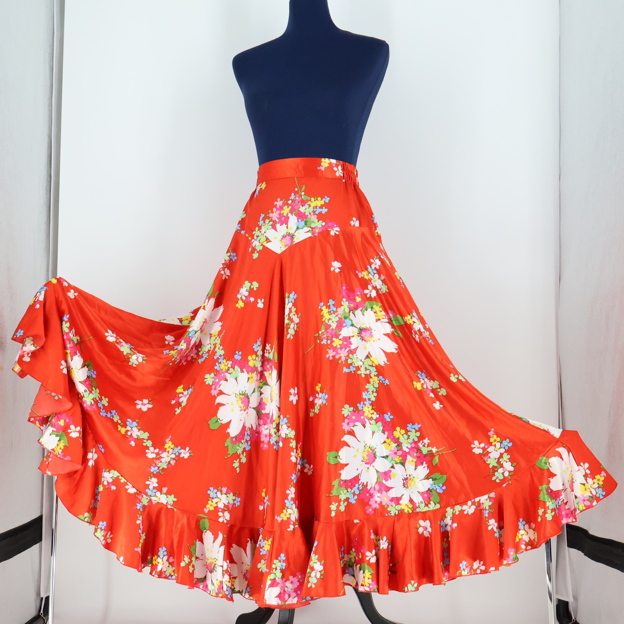 【フラメンコ衣装】レッド prima boutique プリマブティック ファルダ スカート 赤 花柄 ボランテ 光沢 フリル 軽い 白 模様