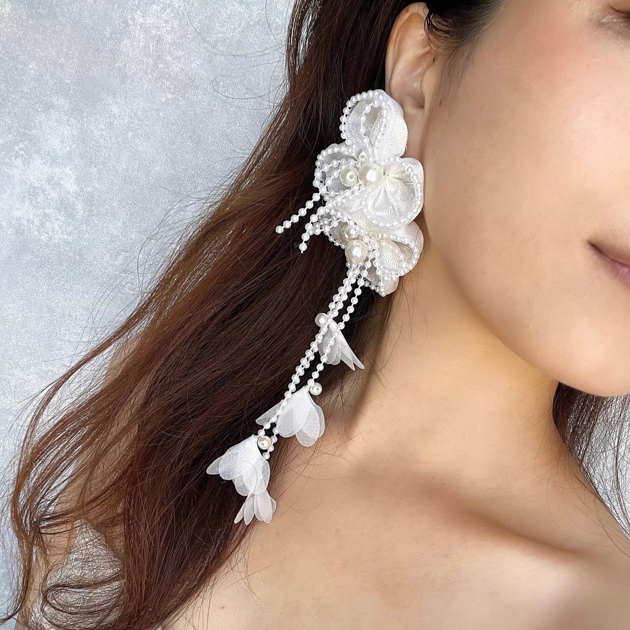 lan ホワイトフラワー大ぶりウェディングイヤリング | Muguet Jewel