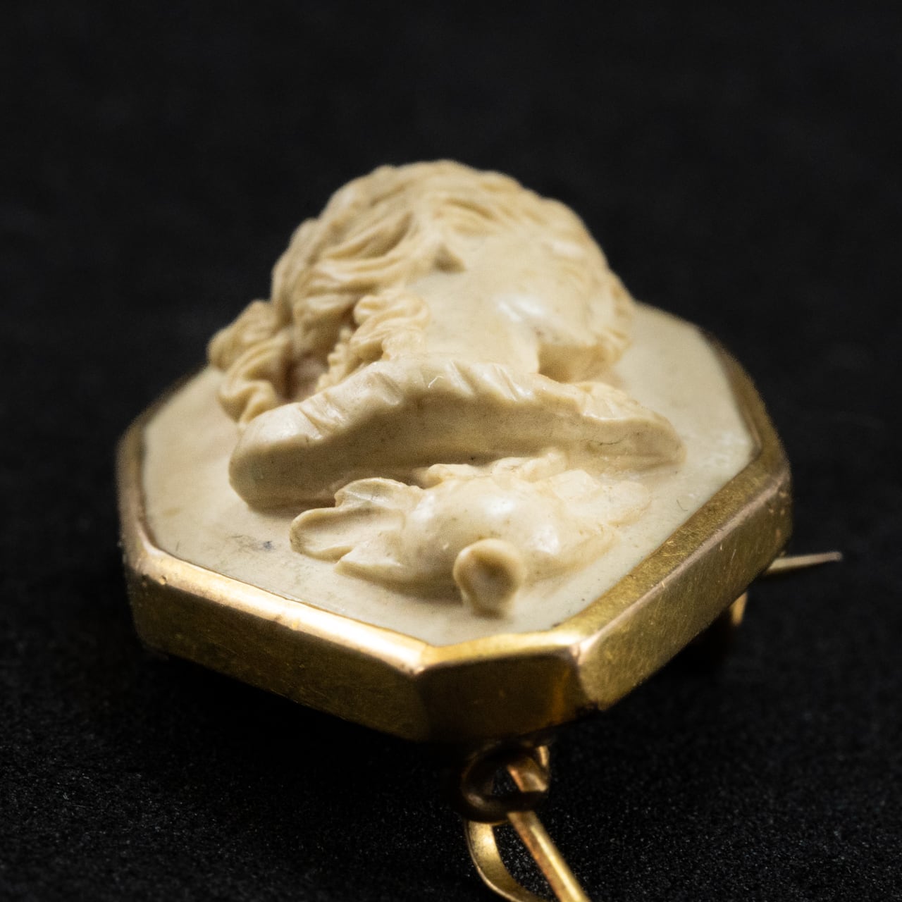 ラーバ　カメオ アンティーク ブローチ 18k 金 ゴールド ラーバカメオ ブローチ アンティーク 1800年代後半｜溶岩に彫られた
