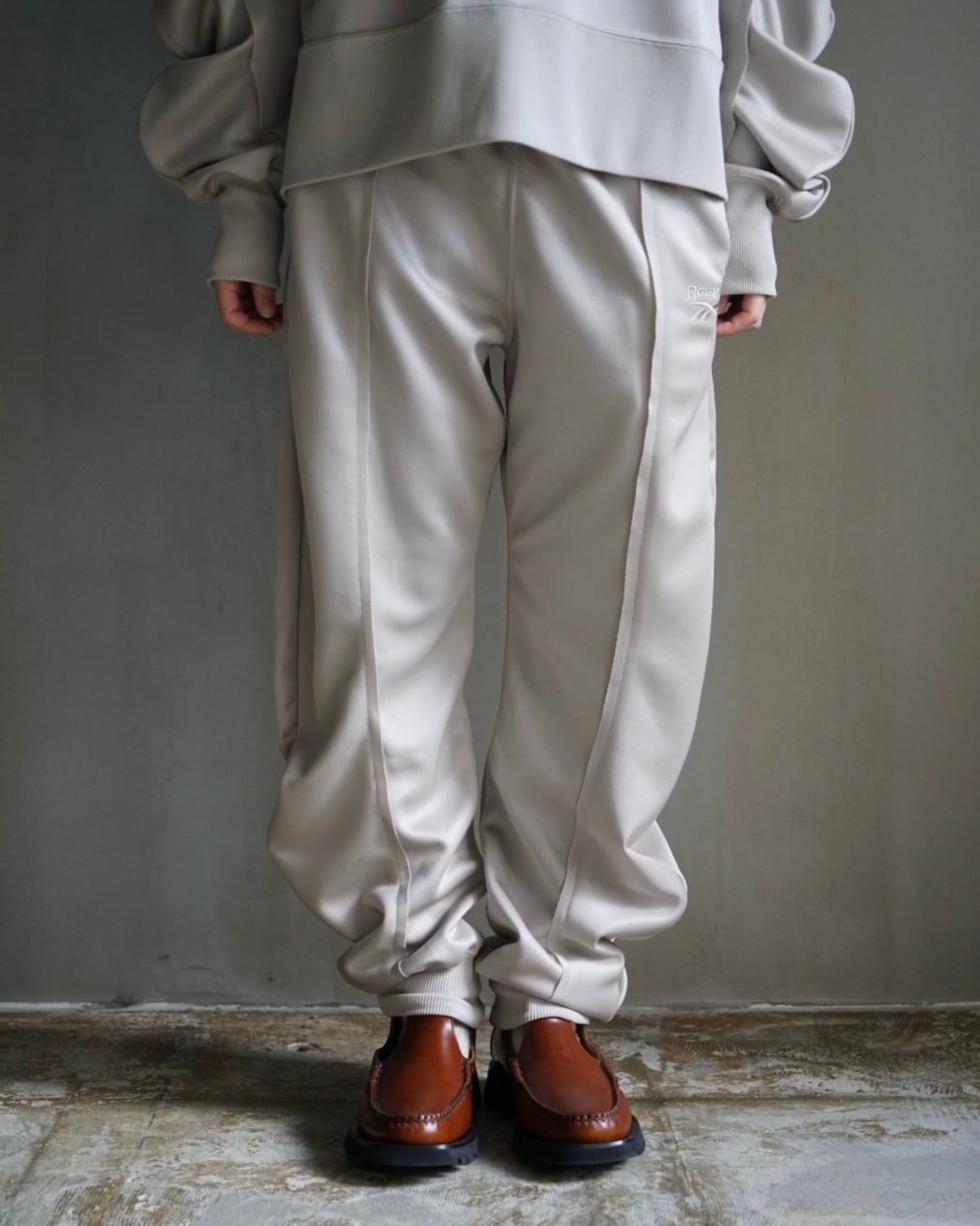 naoki tomizuka【Reebok deformed sweat pants-beige-】