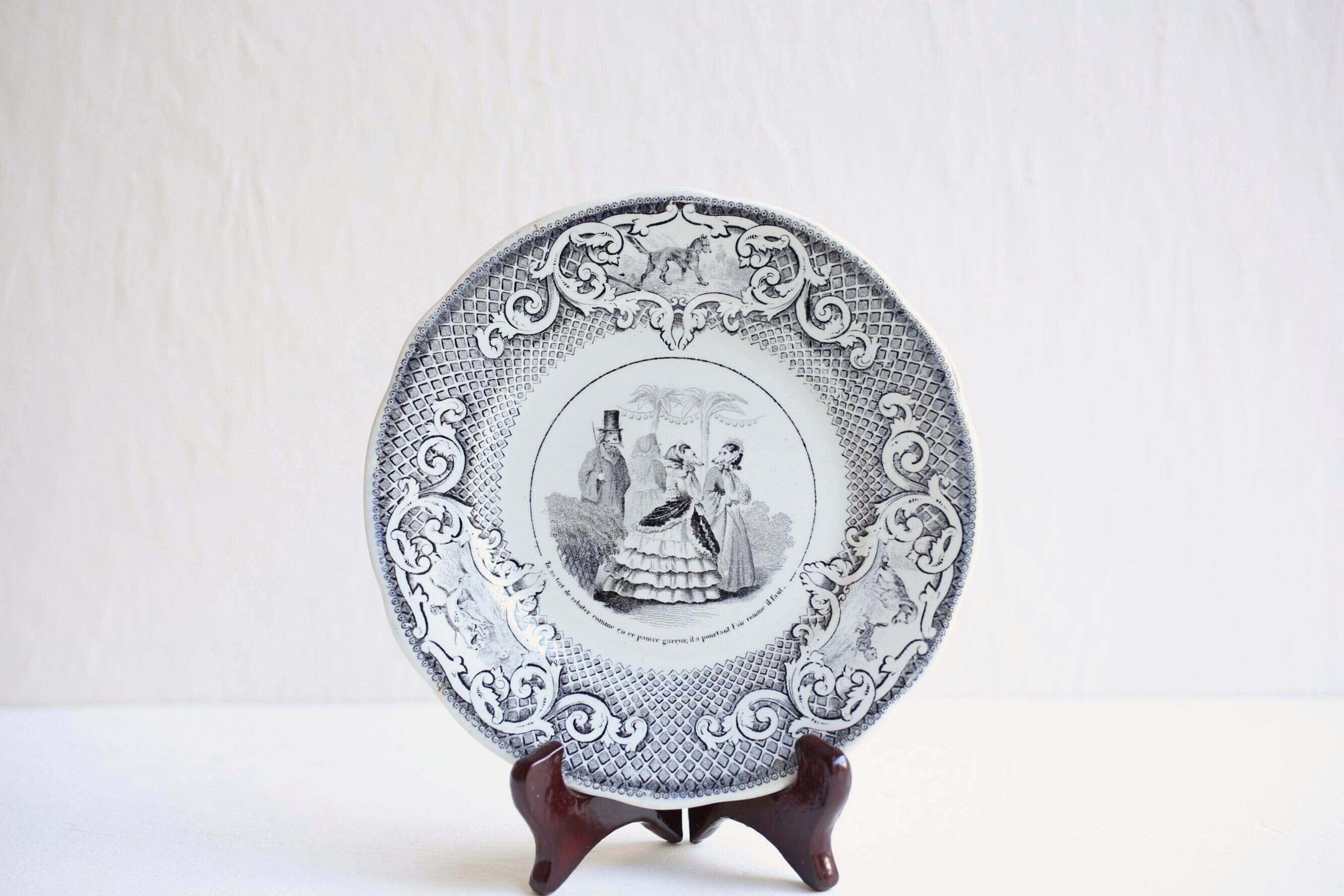 フランス アンティーク クレイユモントロー 『擬人化されたイヌ』 グリザイユプレート N-04639