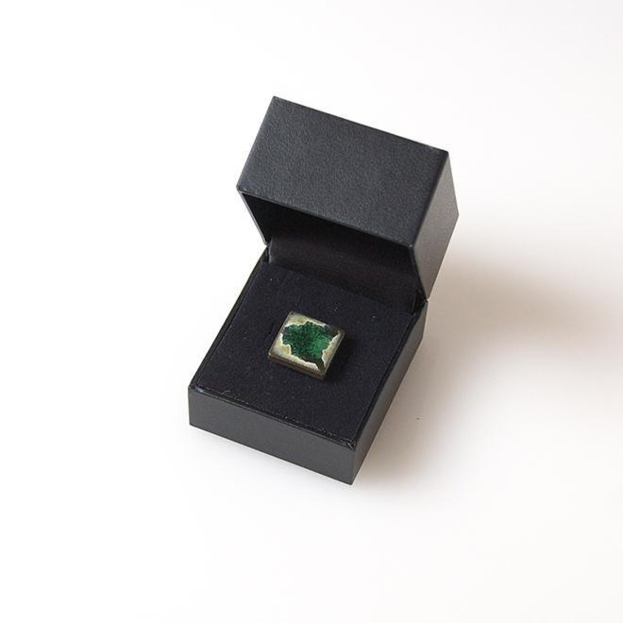 結晶 ピンバッチ