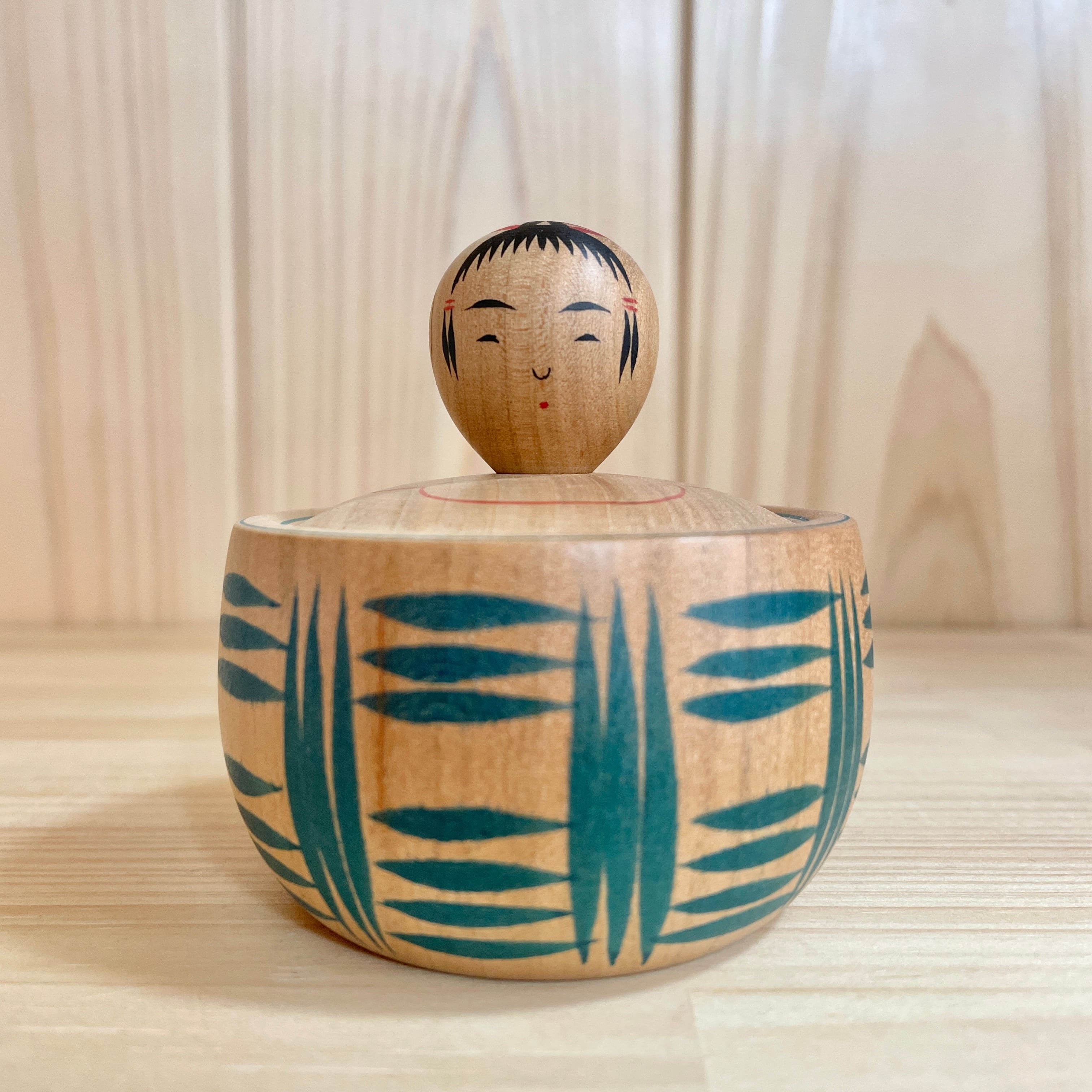 佐藤こずえ工人のえじこと、小松里佳工人のこけしセット 佐藤英裕工人：遠刈田系】えじこ こけし ろくろ線模様①：2.5寸 7.5cm