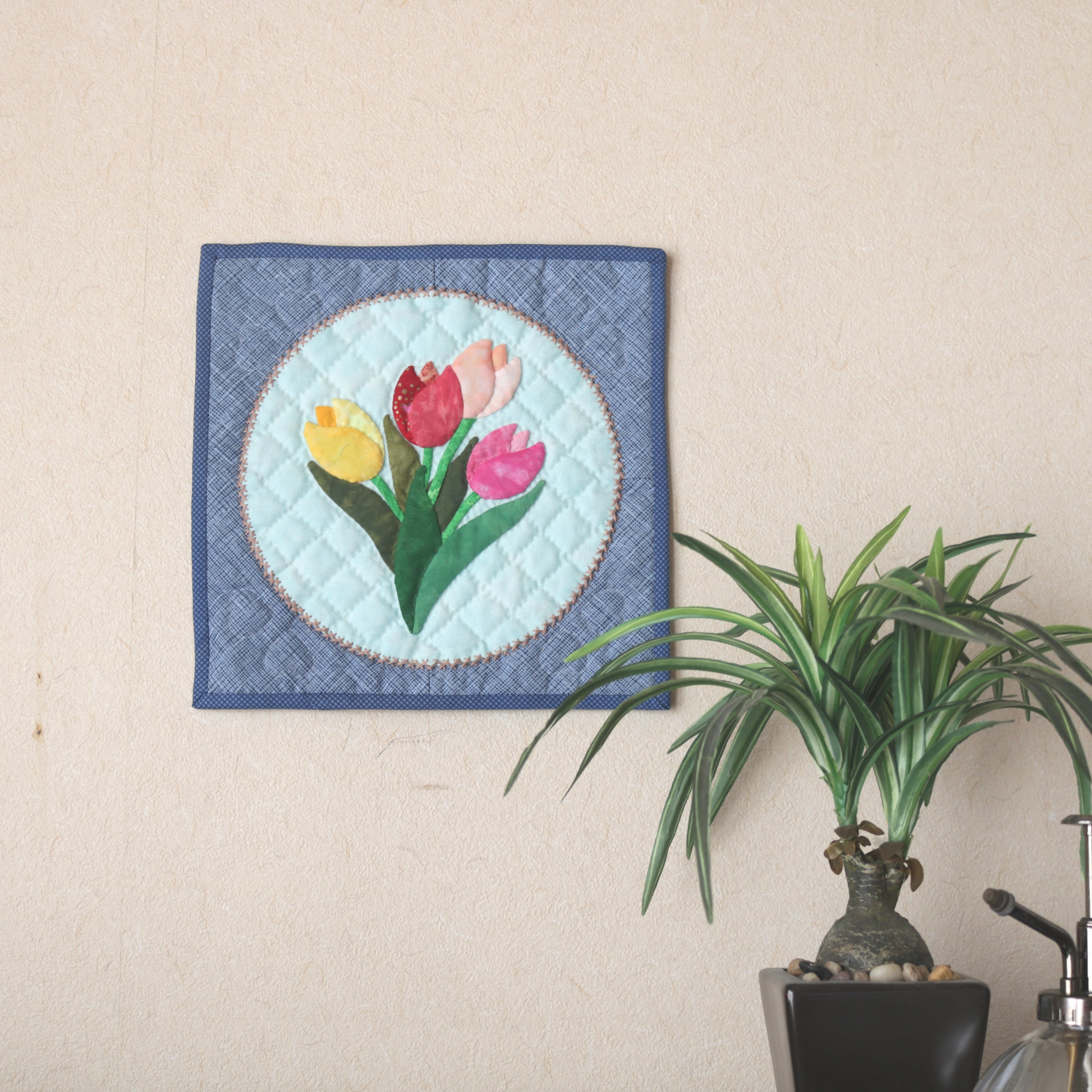 お花のミニタペストリー《チューリップ》 | キルト和