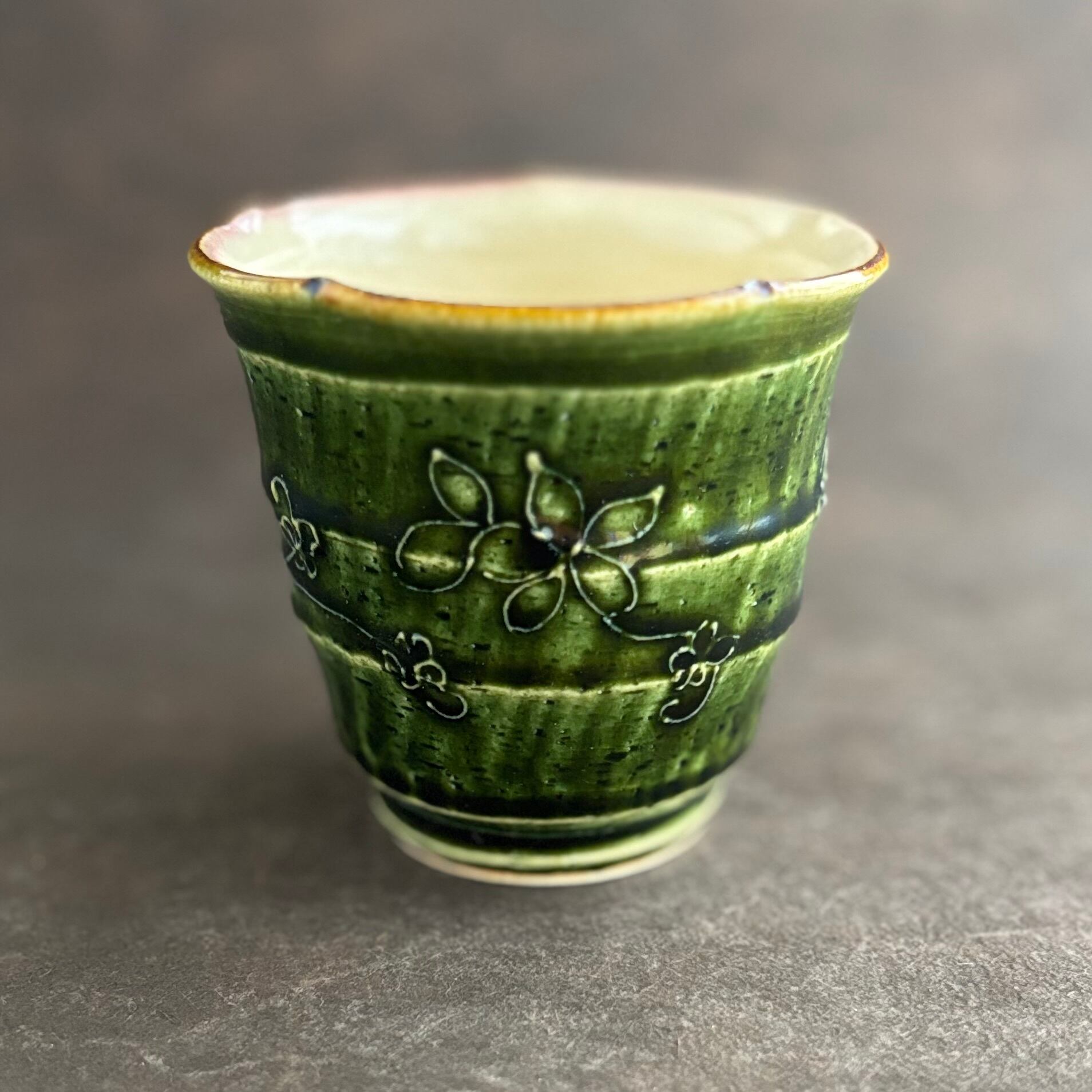 土和のルリエフ　織部花形湯呑み