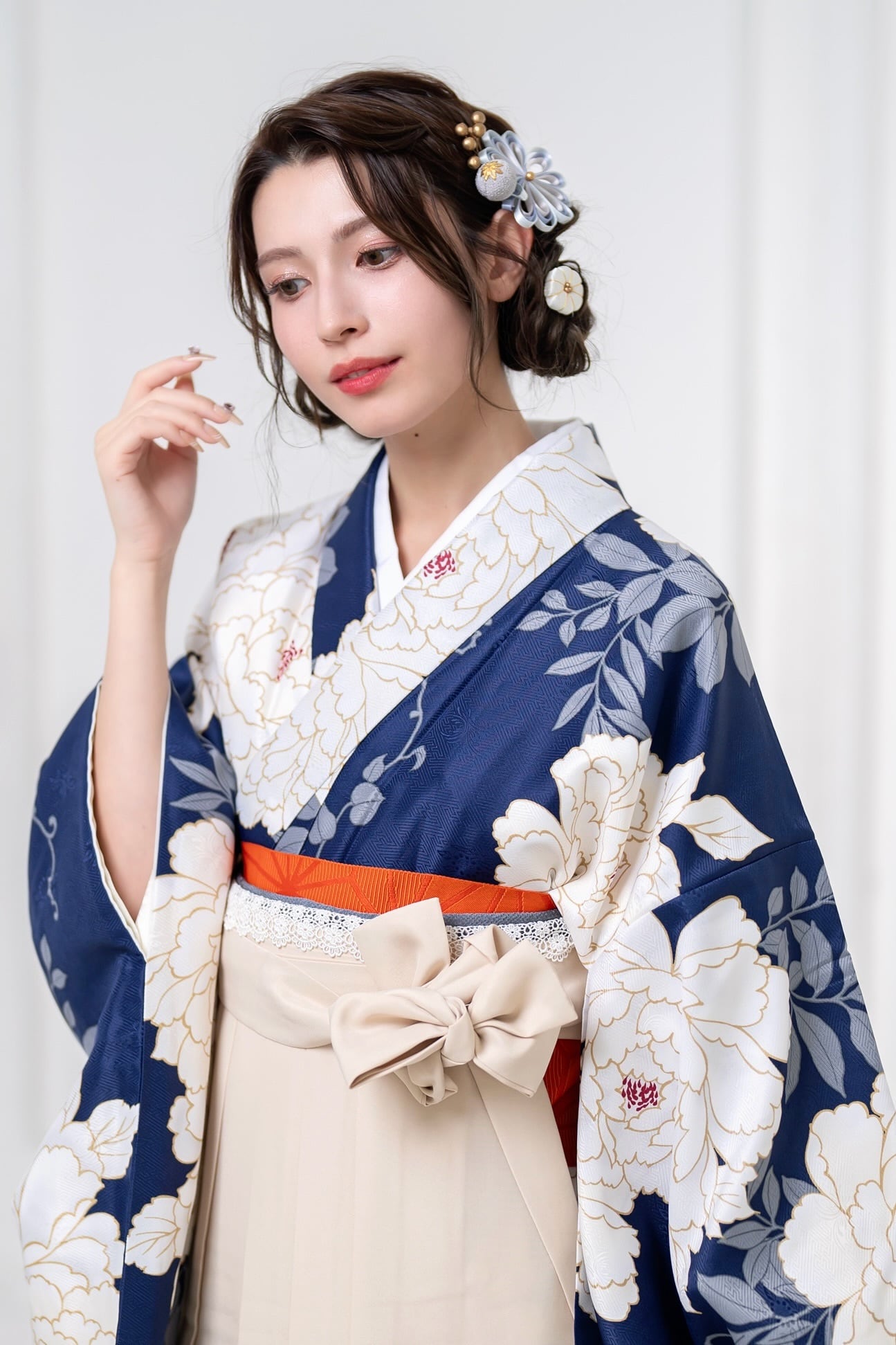 【KIMONO MODERN】紺系総柄着物とクリーム色の七宝半幅帯セット Kimono Sienne 卒業式袴3点セット 青紺 牡丹 二尺袖着物 袴 アイボリー