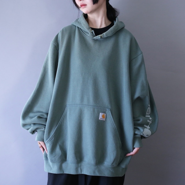 "carhartt" sleeve printed design XXL over silhouette green parka