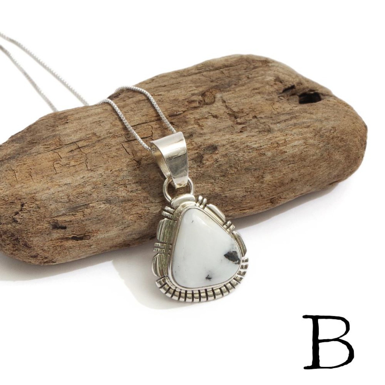 【INDIAN JEWELRY インディアンジュエリー】Navajo WHITE BUFFALO pendant Nila Johnson ナバホ ホワイトバッファローペンダント ニラ・ジョンソン作