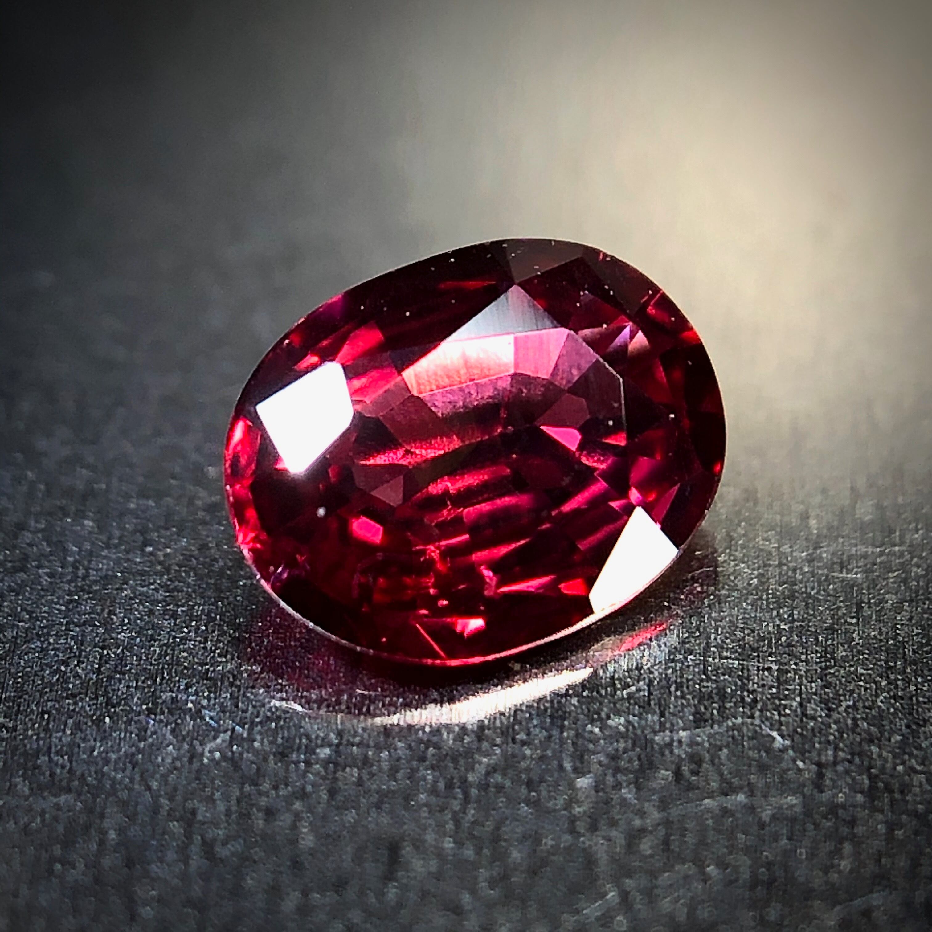 生命力溢れる深紅の宝石 0.27ct 天然 レッドスピネル | Frederick’s Gems&Jewelry powered by BASE