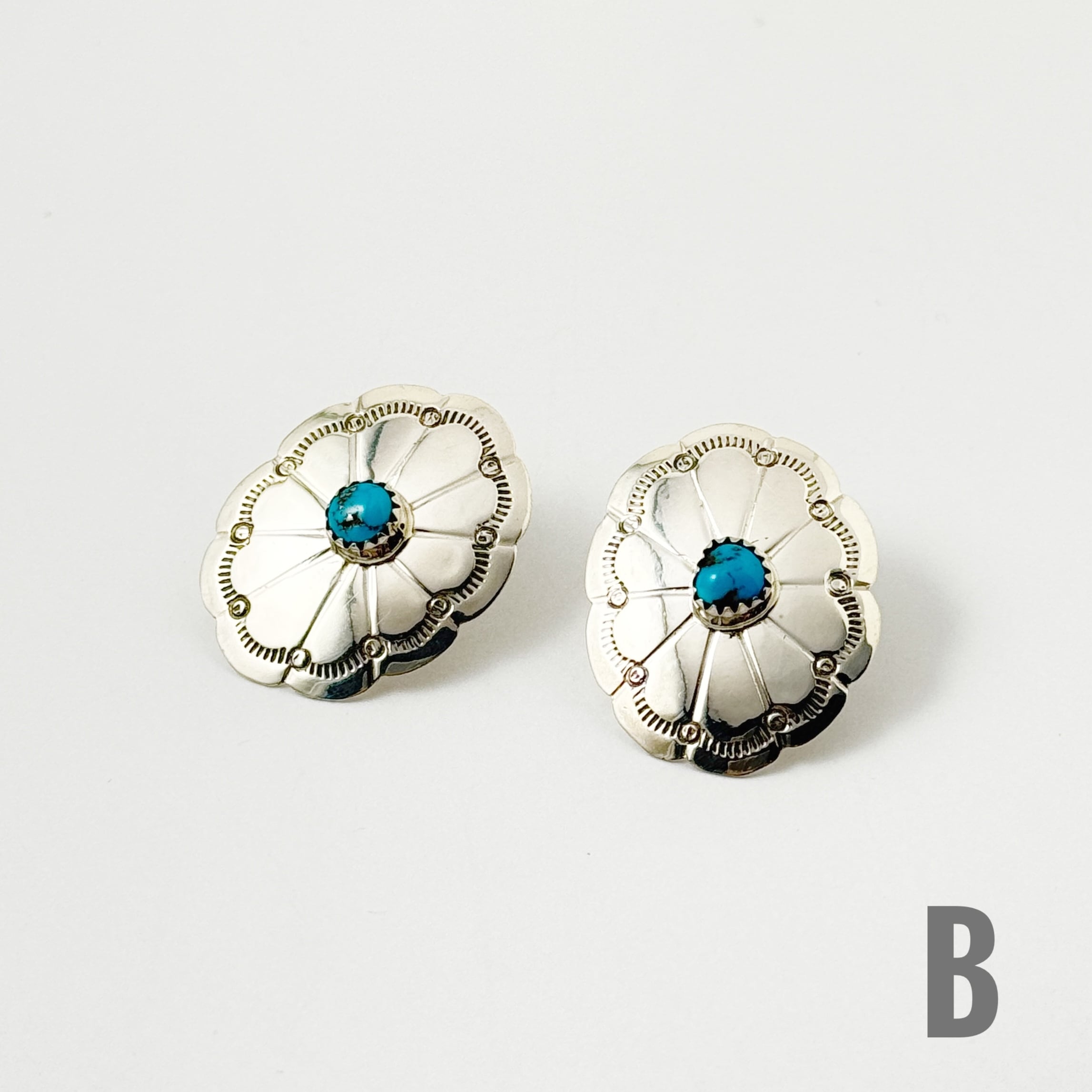 1157☺︎コンチョ風メタルシルバーとターコイズブルーのピアス☺︎ Indian Jewelry》 ターコイズ センター イン オーバル コンチョ ピアス