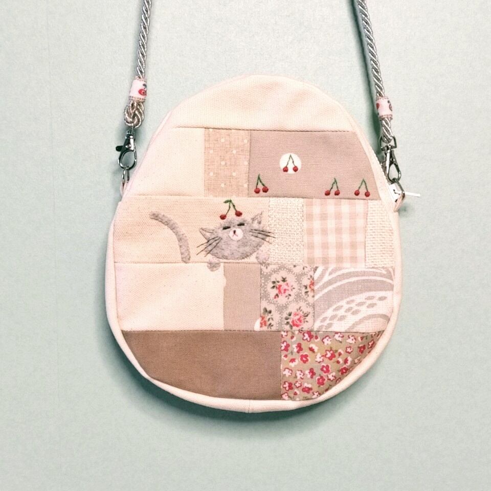 うずらたまごショルダーバッグ オフホワイト帆布 グレー猫さん