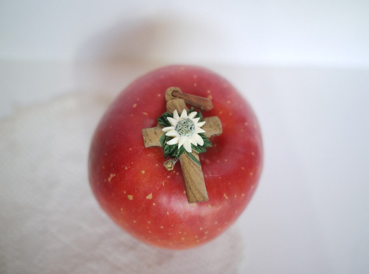 古い木の十字架 エーデルワイス