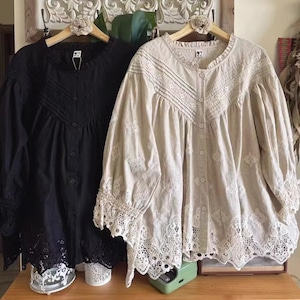 2色/フロントピンタック刺繍ブラウス ・8952 2色/フロントピンタック刺繍ブラウス ・8952