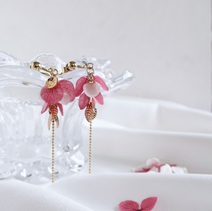 雨上がりの紫陽花とリーフチェーンピアス(金具交換できます！)
