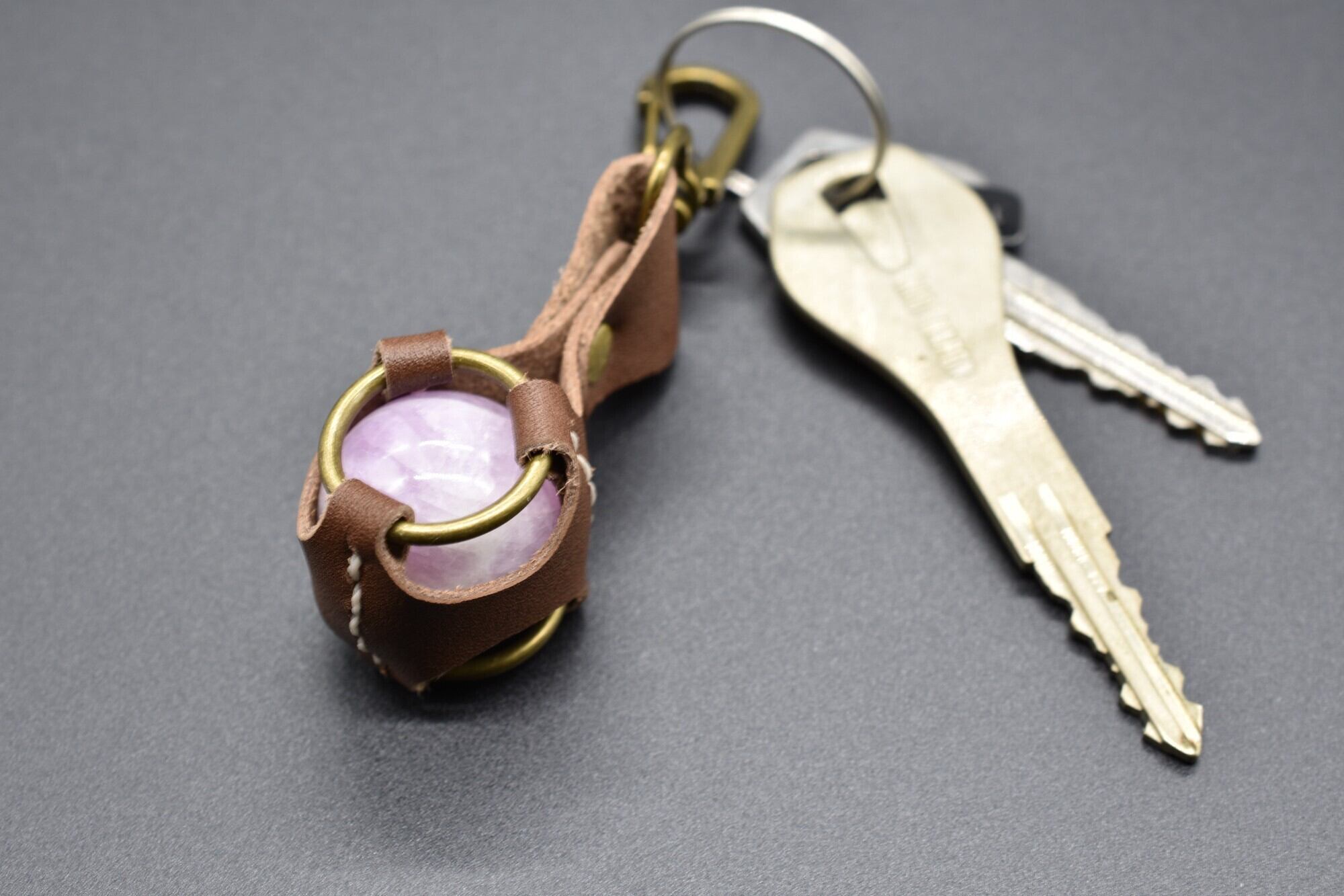 9月誕生石 クンツァイト×本革レザー キーホルダー｜素直になりたい日に