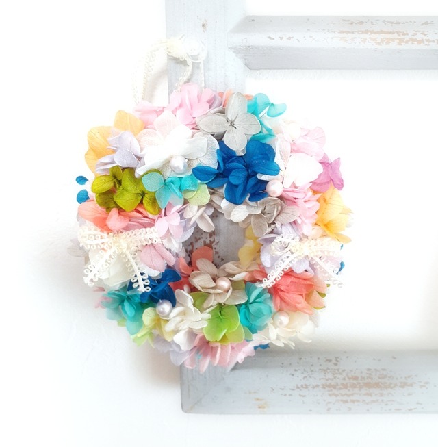 カラフルレインボーカラー ふわふわアジサイリース 13cm 優しい色のレインボーローズ プリザーブドフラワーのフェリシア