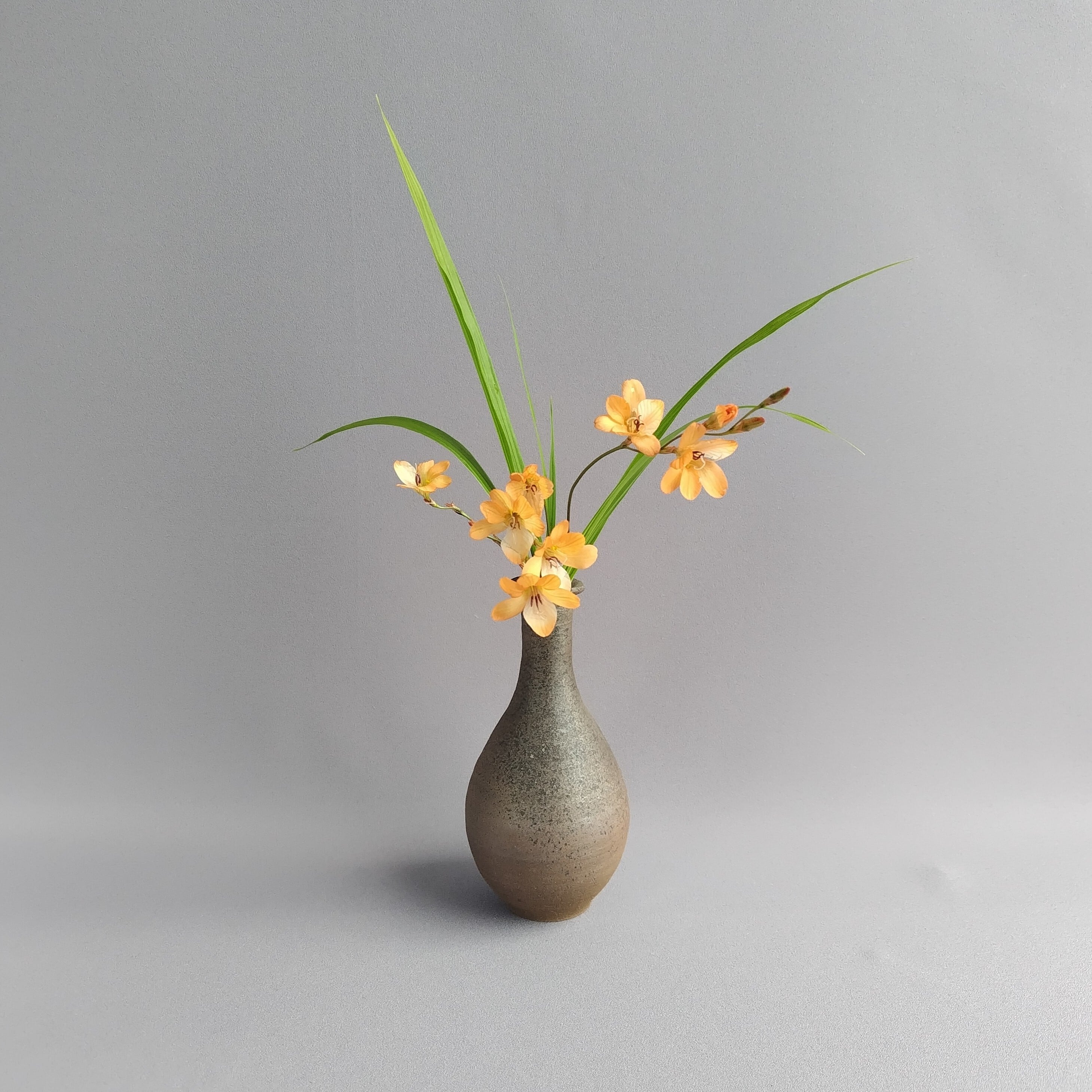 薪窯陶芸　自然釉　花入れ　越前土 花入れ 焼締め 薪窯 【商品番号：00920】 | やきもの實陶（さねとう）
