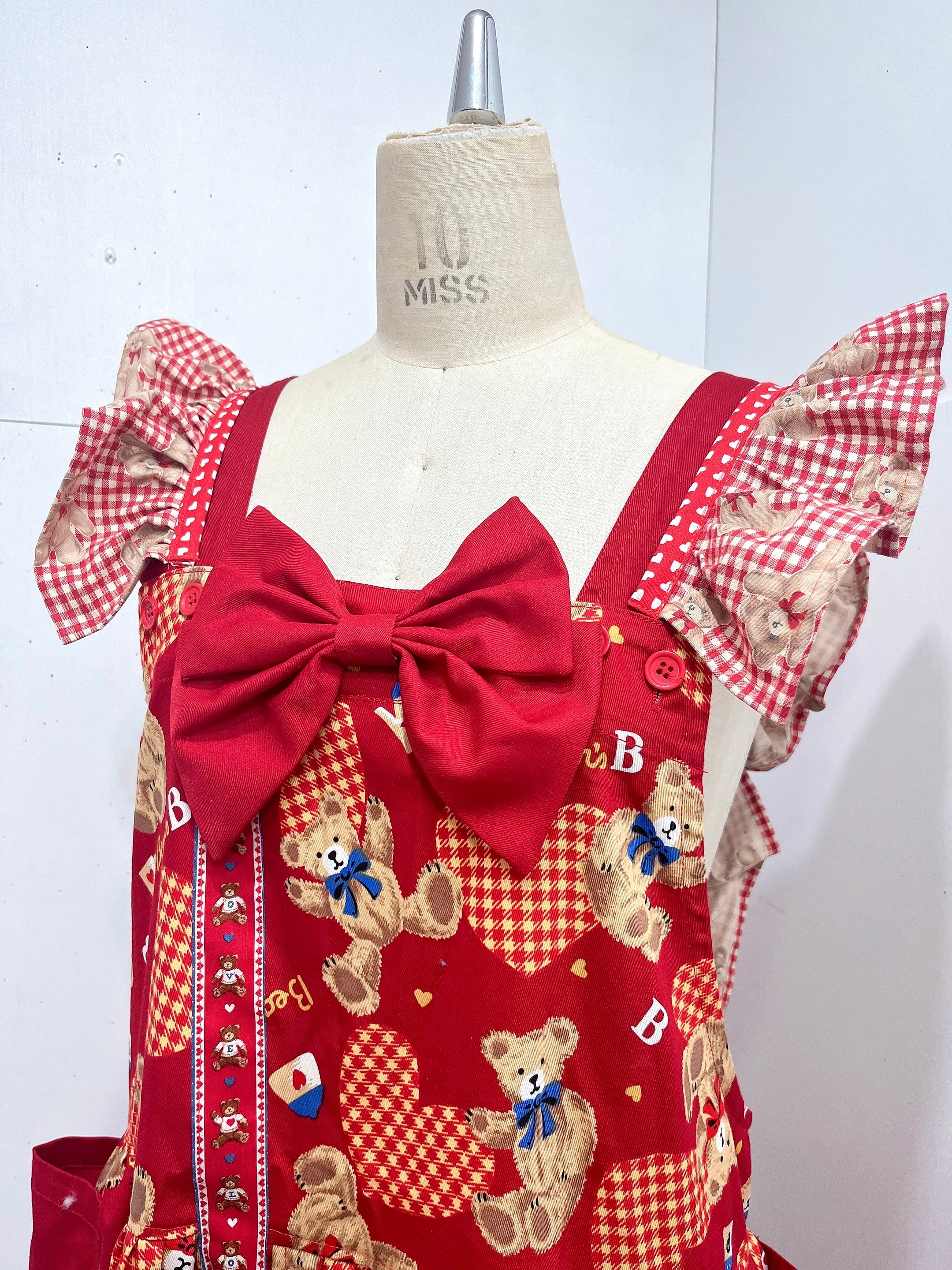 ぜつきぐ】くまフリルエプロンワンピ | zetsukigu