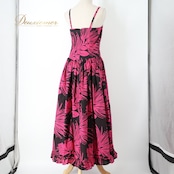 フラダンス 衣装 ワンピース ドレス ブラック系 CCファッション ハワイ製 CC Fashions ハワイアンプリント キャミソールドレス 花柄 植物柄 黒 ピンク フレア 裾フリル ダンス衣装 ハワイアンダンス レディース ピンク系 華やか 鮮やか かわいい おしゃれ 上品 大人っぽい フラ ハワイアン キャミワンピ キャミソールワンピ ボタニカル柄リゾート フラプリント 鮮やかカラー ブラック 花と葉柄 トロピカル フレアスカート Aライン ふんわりスカート パーティー衣装 舞台衣装 発表会