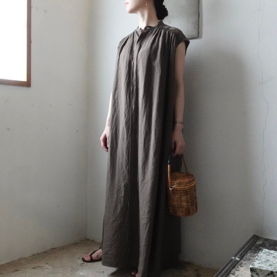 UNIVERSAL TISSU トリプルワッシャーリネンスリーブレスワンピース