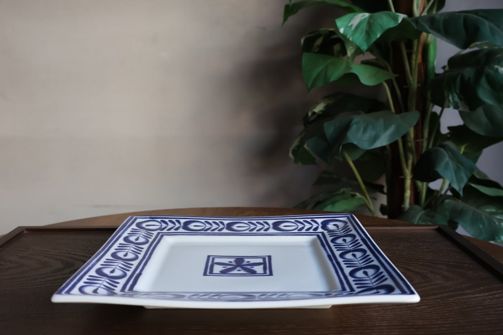 木製箱入り青い文字の陶器の器 木製箱入り青い文字の陶器の器 木製箱入り青い文字の陶器の器