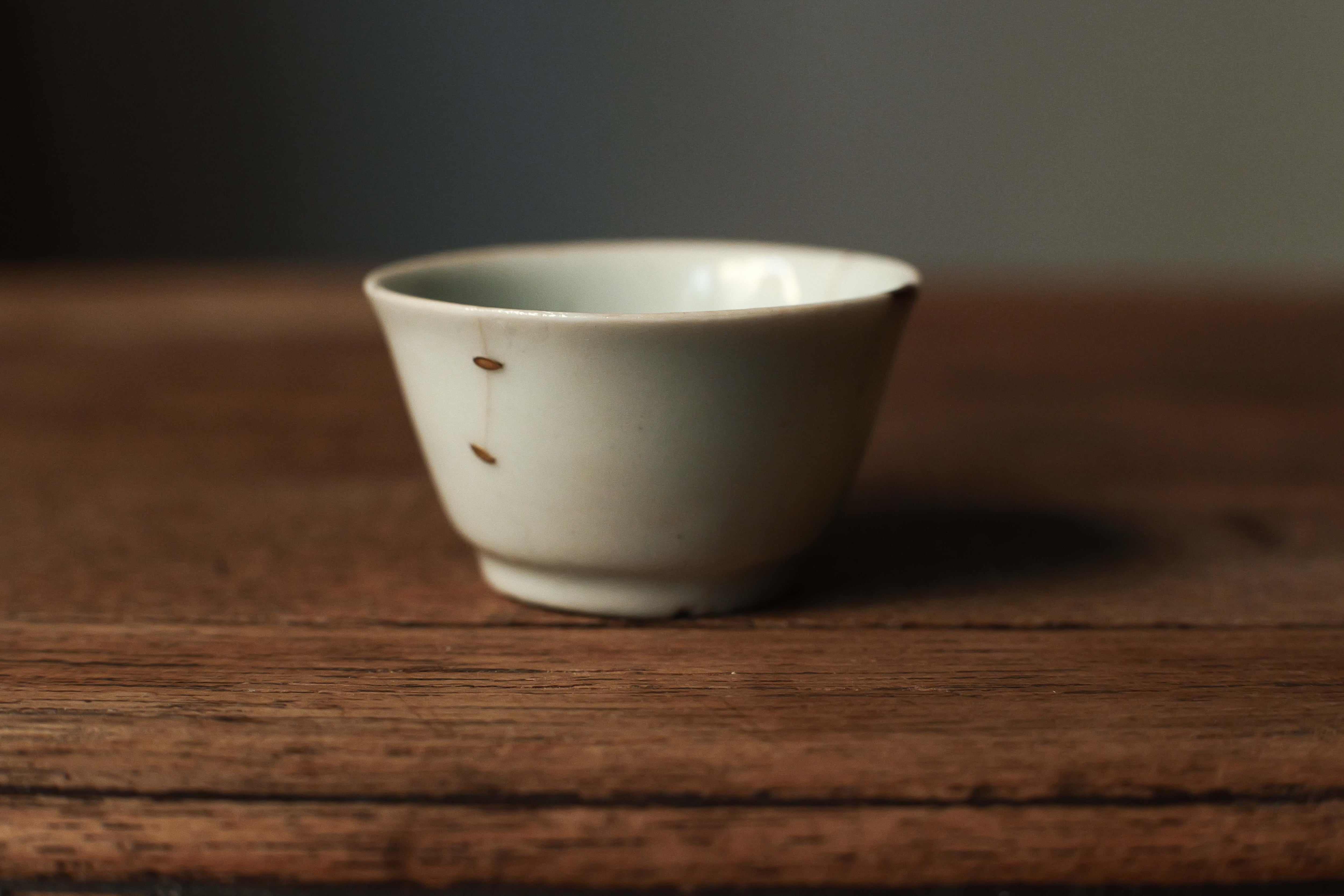 金継ぎ　お猪口　盃　茶碗 明代 徳化白磁茶杯<馬蹄杯>・鎹×金継ぎ入（満水約24cc・約1368