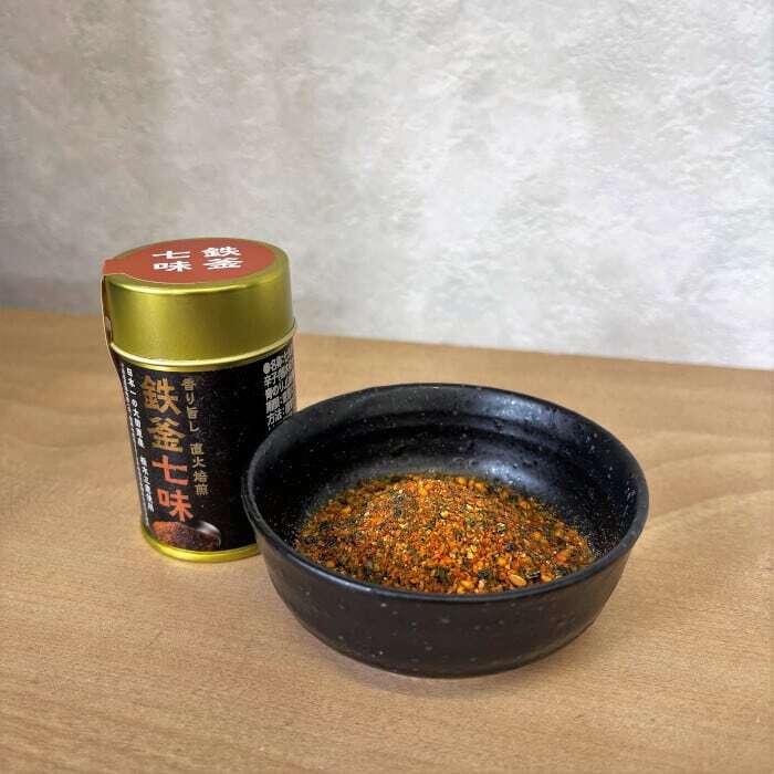 鉄拳七味 鉄釜一味、鉄釜七味（缶入10g ×2【吉岡食品】 | 栃木県大田原市の逸品