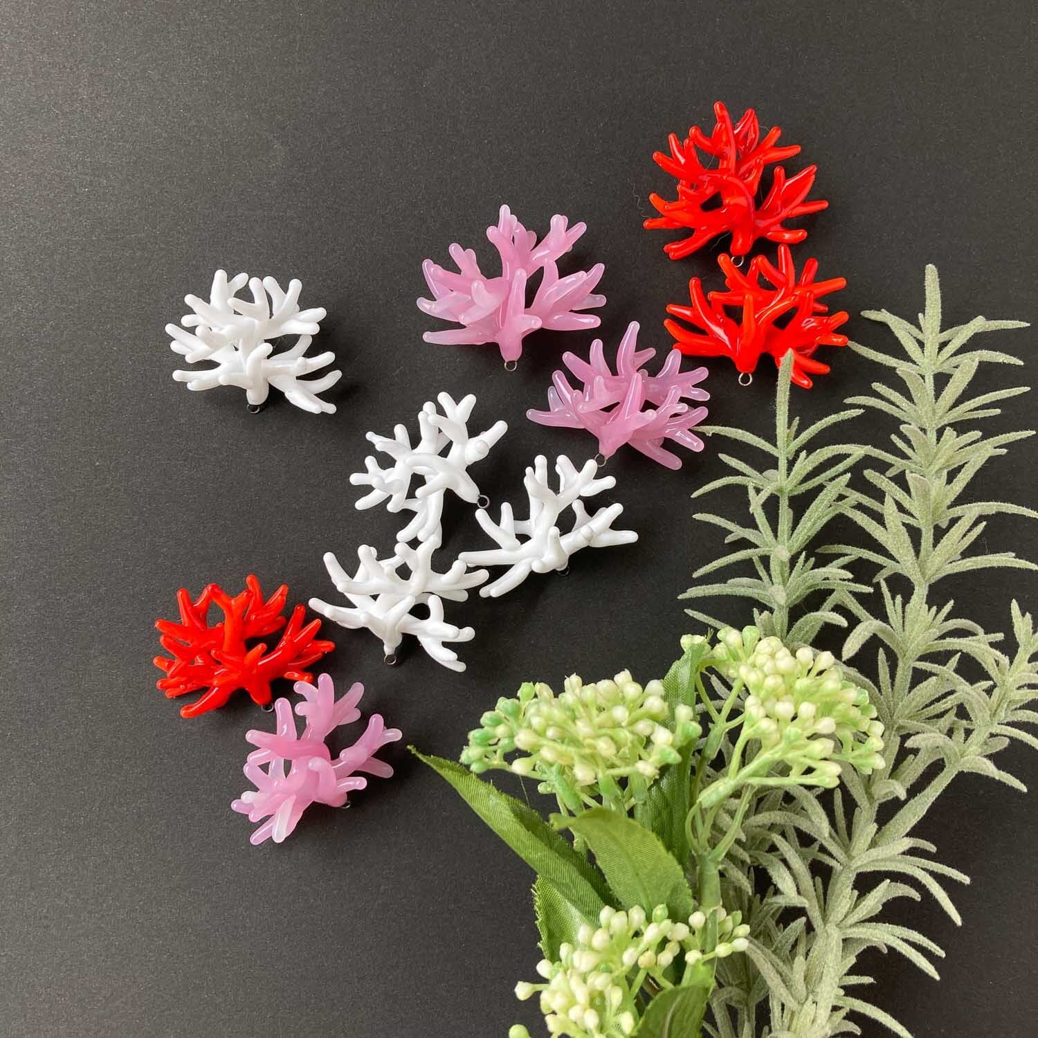 サンゴのチェコガラスチャーム | Dua-アクセサリーパーツショップ
