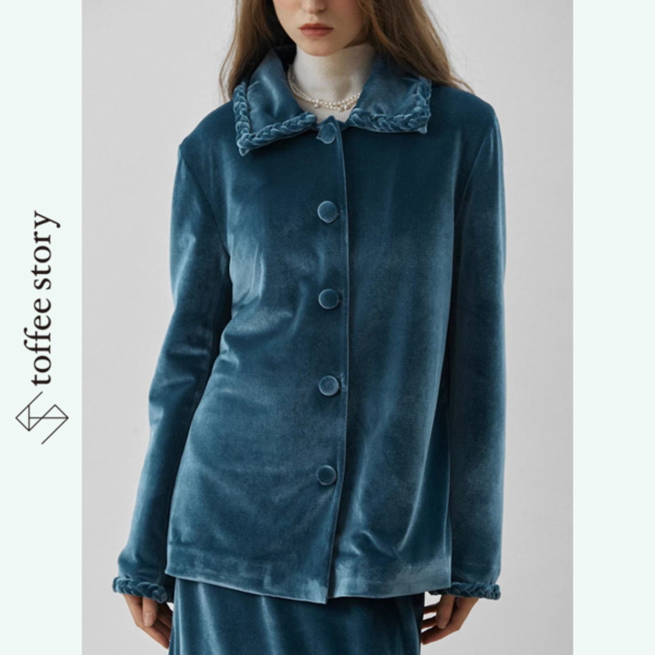 青影に光が走る刻印：ラペルショートコート《XU0268》