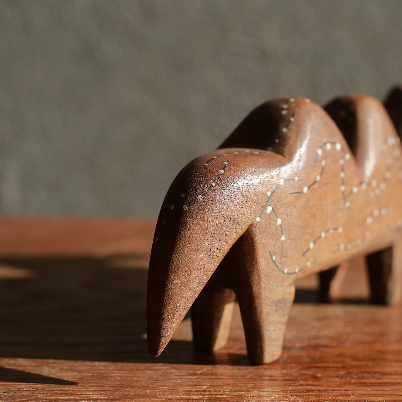 2つのコブを持つ、かわいい模様の恐竜