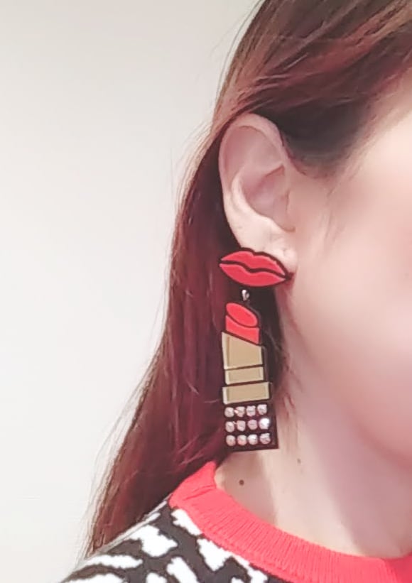 唇にリップスティック スワロフスキー ハンドメイド ピアス イヤリング パーティ ゴージャス イベント キラキラ アクセサリー 口紅 リップ くちびる 華やか スワロ ギラギラ フェス クラブ ダンス 発表会