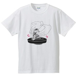 『騙されてろくろに乗るフクロウ』Tシャツ