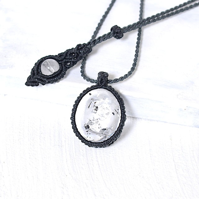 【一点物】水入り水晶のルースを包んだマクラメネックレスNo.6