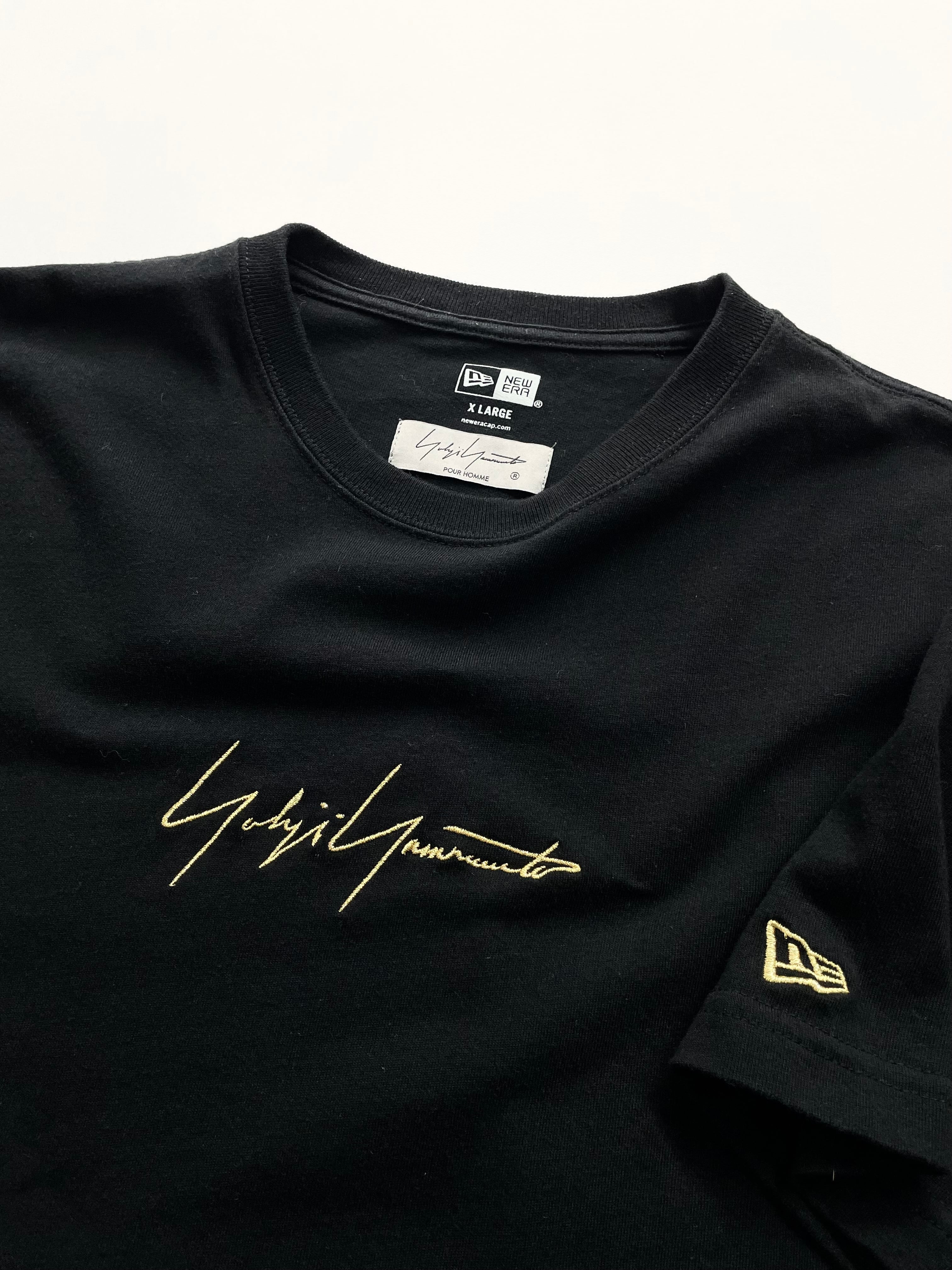 ヨウジヤマモト×ニューエラ　刺繍筆記体ロゴ　Tシャツ Yohji Yamamoto POUR HOMME×NEW ERA Embroidery Logo Tee | VOLAR